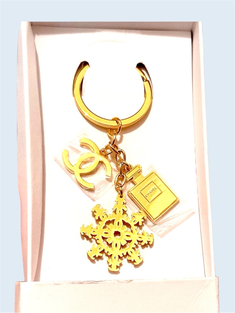CHANEL Brand New Beaute Limited Edition Holiday 3-Charm Gold Keychain Keyring